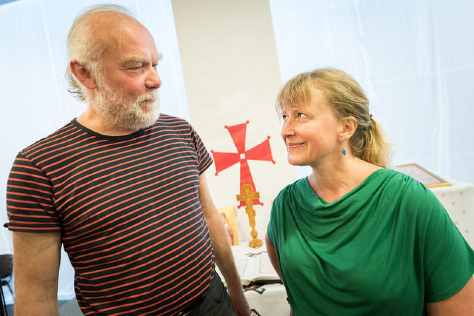 Gemeinsames Singen auf der Vollversammlung: Musikalische Leitung durch Ehepaar Peter und Betty Arendt