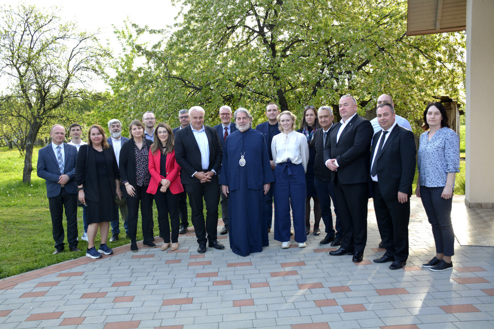 CEC visits Ukraine, accompanying churches in their struggles for peace