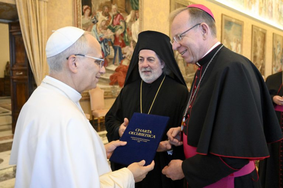 CEC and CCEE presidents present revised Charta Œcumenica to Pope Leo