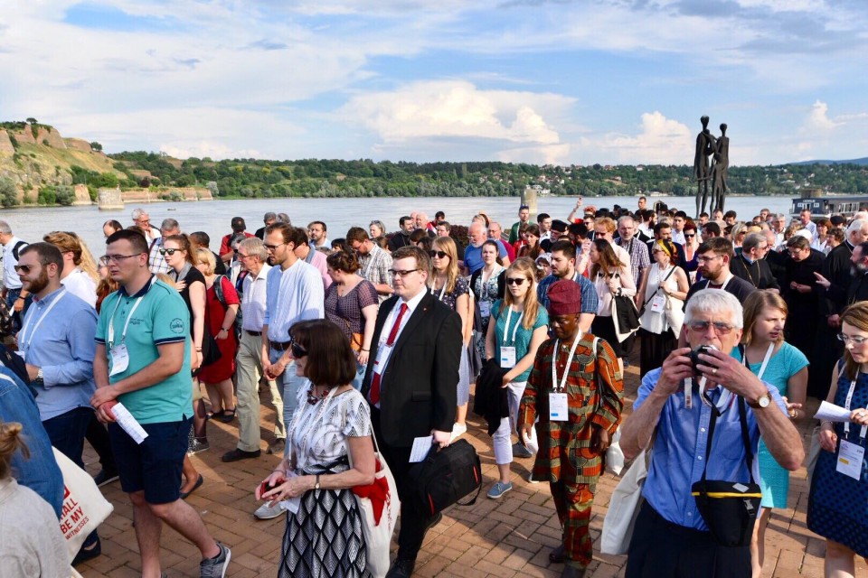 Brücken des Friedens und der Freundschaft bauen: Friedensgebet der Vollversammlung an der Donau